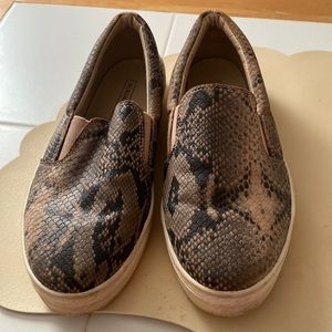 BCBGMAXAZRIA SANDERS size 8 very comfortable.